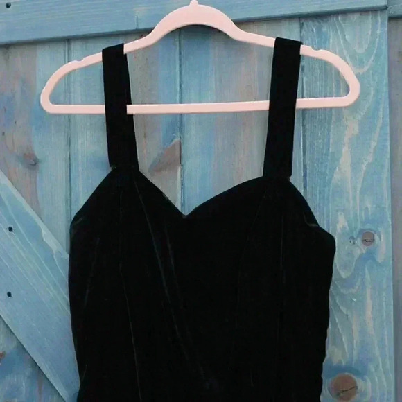 1980s Black Velvet Beaded Dress and Jacket Two Piece Cocktail Size - Picture 4 of 10